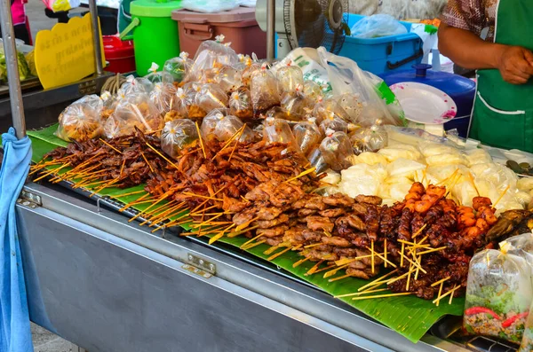 Een Buitenmarkt Met Barbecuevlees Thailand — Stockfoto