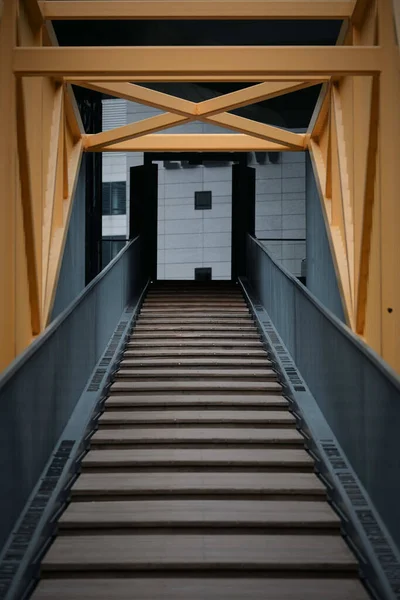 黄色の木製の側面の下の木製の階段の低角度 — ストック写真