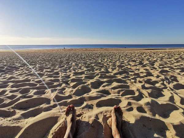 Piękne Ujęcie Piasku Plażowego Ludzkich Gołych Palców — Zdjęcie stockowe