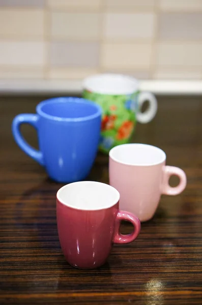 Tahta Masada Dört Farklı Renkte Kahve Fincanı Var — Stok fotoğraf