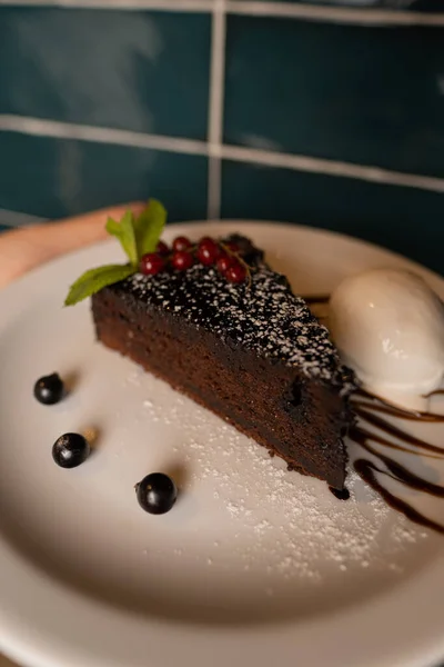 Closeup Shot Chocolate Cake Beautifully Decorated Plate — стоковое фото