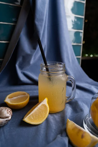Limon Limon Suyu Dolu Bir Kadeh — Stok fotoğraf