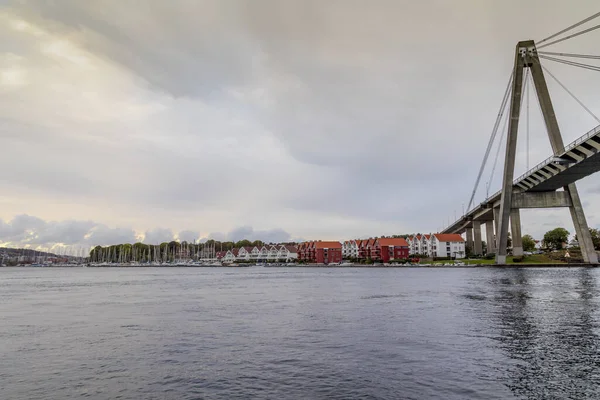 Подвесной Мост Зданиями Ставангере Норвегия — стоковое фото