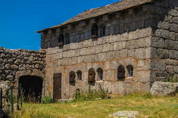 Uma Bela Vista Das Casas Antigas Tradicionais Sob Céu Azul — Fotografia de Stock