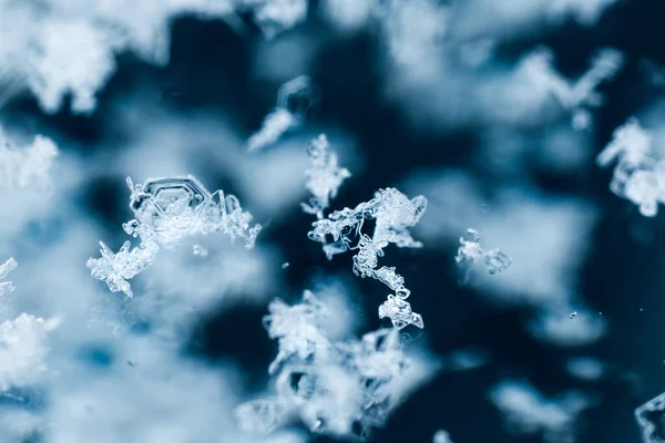 Primer Plano Fusión Copos Nieve Una Superficie Espejo — Foto de Stock