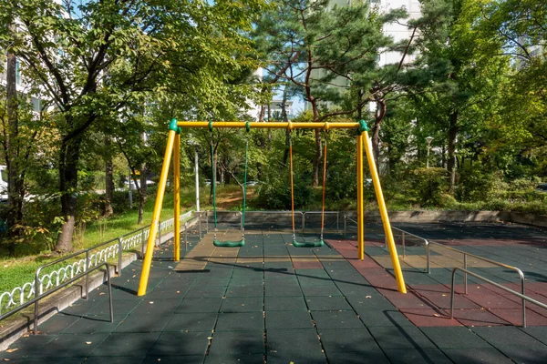 Parktaki Parktaki Metal Renkli Salıncaklar — Stok fotoğraf