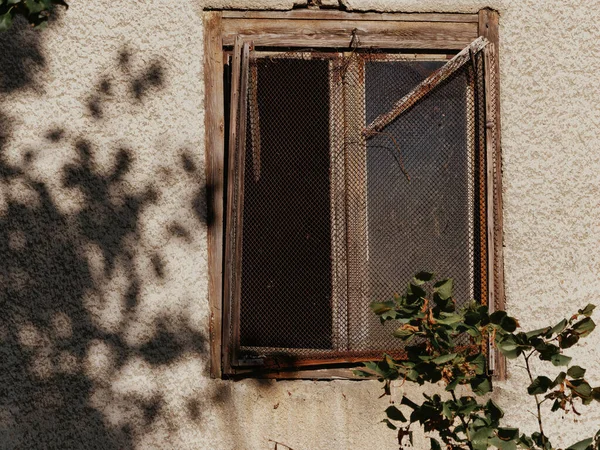 Egy Közeli Felvétel Egy Öreg Sérült Fából Készült Ablakról Dróthálóval — Stock Fotó