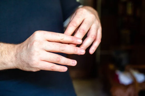 Close Homem Caucasiano Mãos Gesticulação — Fotografia de Stock