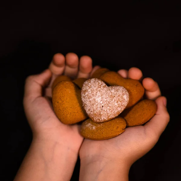 Uma Criança Segurando Biscoitos Forma Coração Conceito Humanidade Dia Nacional — Fotografia de Stock