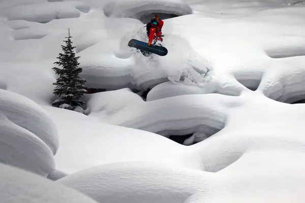Snowboarder Montando Travesseiros Neve — Fotografia de Stock