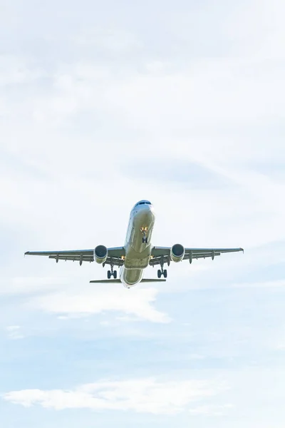 구름낀 배경에서 비행기가 수직으로 날아가는 — 스톡 사진