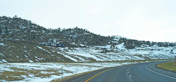겨울에 눈덮인 산비탈 — 스톡 사진