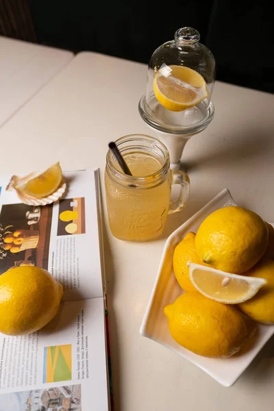 Bir Portre Limon Bir Restoranda Bir Bardak Limon Suyu — Stok fotoğraf