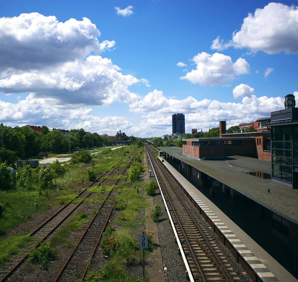 Een Schilderachtig Uitzicht Trein Spoorwegen Een Station Een Bewolkte Lucht — Stockfoto