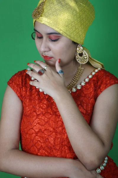 Beautiful Female Posing Traditional Dress Jewelry Makeup Green Wall — 스톡 사진