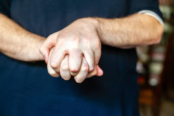 Close Homem Caucasiano Mãos Gesticulação Enquanto Comunica — Fotografia de Stock