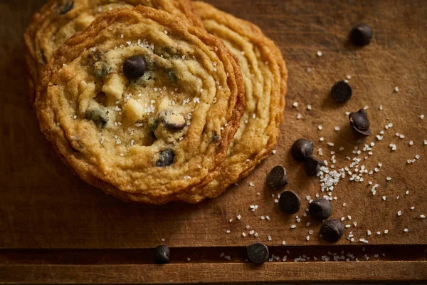 Una Vista Superior Galletas Chispas Chocolate Sal Sobre Mesa — Foto de Stock