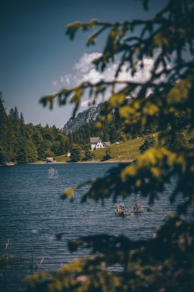 Plano Vertical Lago Rodeado Colinas Vegetación Día Soleado Campo — Foto de Stock