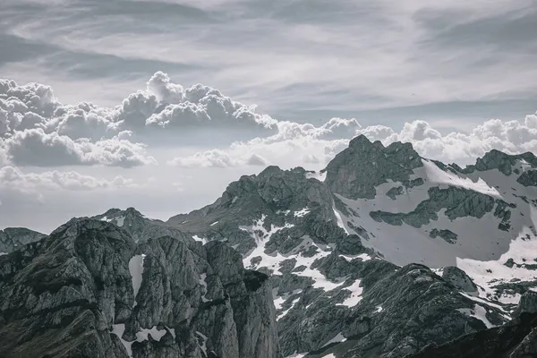 Krajobraz Skalistych Gór Pokryty Śniegiem Pod Zachmurzonym — Zdjęcie stockowe