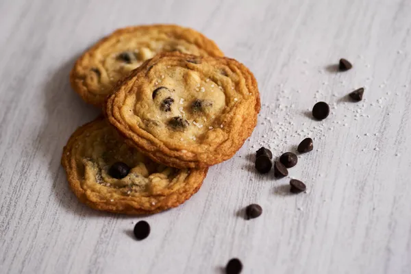 Closeup Shot Chocolate Chips Cookies Salt Table — Stock Photo, Image