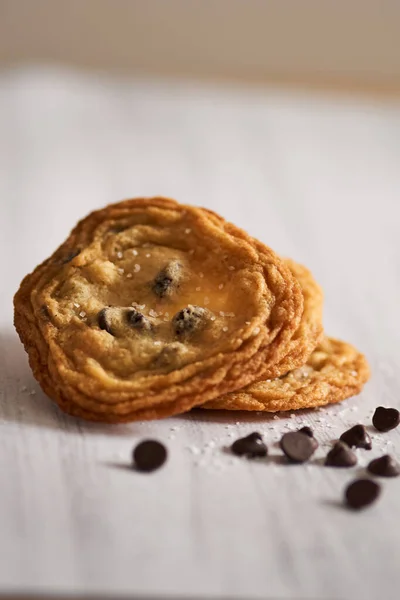 Una Toma Vertical Galletas Chocolate Sal Sobre Mesa — Foto de Stock