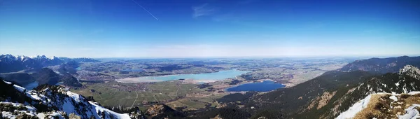 晴れた日に湖と美しい山岳風景のパノラマショット — ストック写真