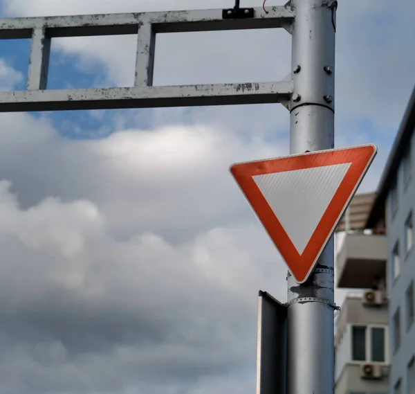 Треугольник Красный Выход Дать Дорогу Знак Прикреплен Полюсе Против Синего — стоковое фото