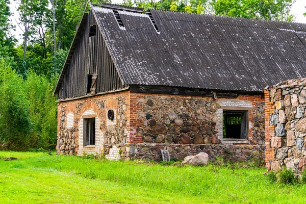 Una Vecchia Casa Pietra Circondata Alberi Verde — Foto Stock