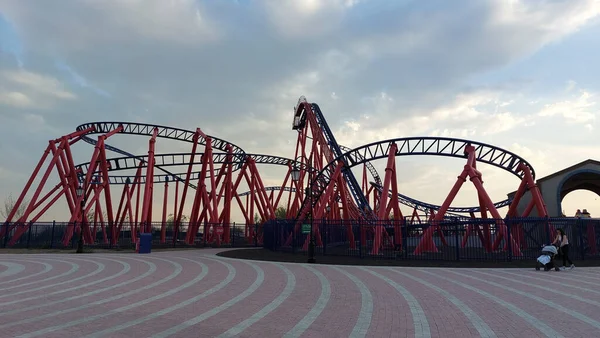 Een Prachtige Opname Een Attractiepark Onder Bewolkte Luchten — Stockfoto