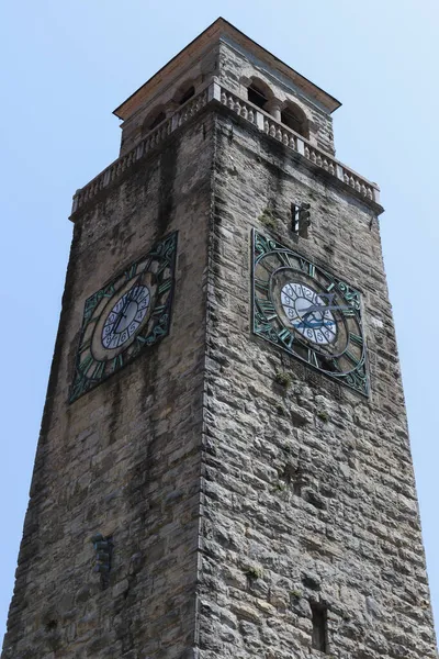 Una Vista Primer Plano Vertical Ángulo Bajo Antigua Torre Reloj — Foto de Stock