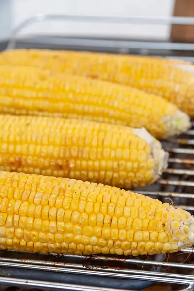 Vertical Shot Delicious Corn Cooking Outdoors Grill Oven Blurry Background — Stock Photo, Image