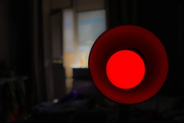 Primer Plano Una Lámpara Roja Habitación Oscura Con Luz Proveniente — Foto de Stock