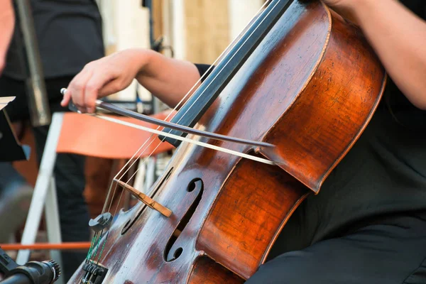Nahaufnahme Eines Musikers Der Cello Einem Orchester Spielt — Stockfoto