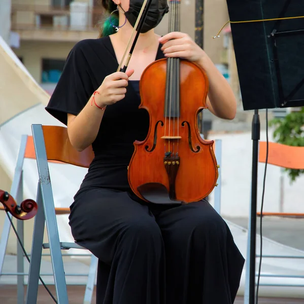 Primer Plano Una Música Femenina Con Violín Una Orquesta — Foto de Stock
