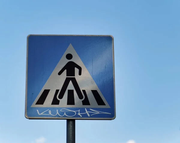 Nahaufnahme Eines Quadratischen Zebrastreifenschildes Das Einem Mast Vor Blauem Himmel — Stockfoto