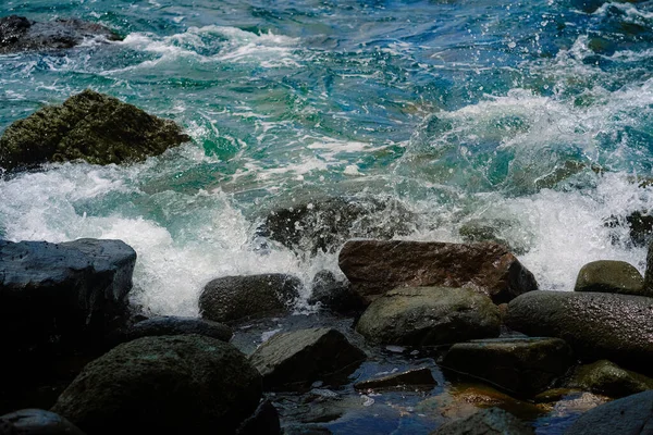 海滩石头和海浪的特写镜头 — 图库照片