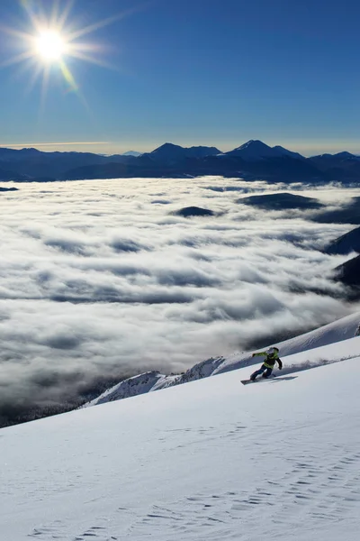 Вертикальный Снимок Сноубордиста Фоне Горных Вершин — стоковое фото