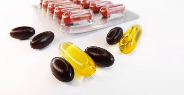 Close Pílulas Com Vitaminas Minerais Ácido Ômega Uma Superfície Branca — Fotografia de Stock