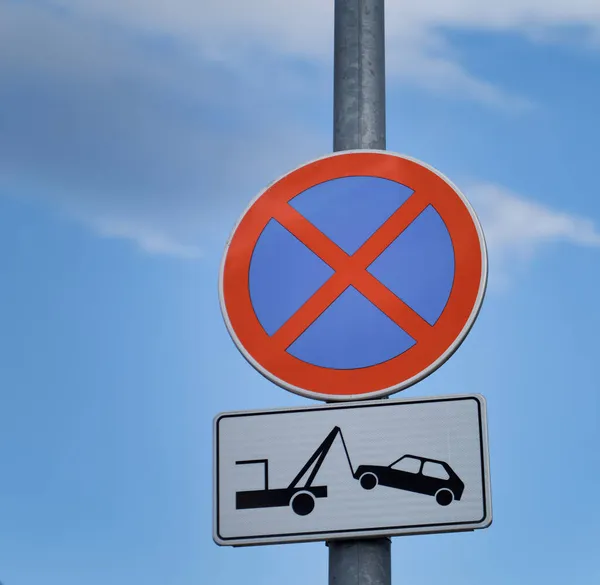 Крупним Планом Паркування Евакуації Дорожніх Знаках Полюсі Блакитному Небі — стокове фото