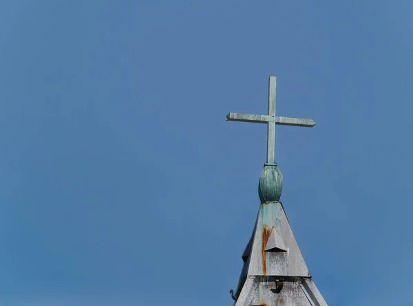 Ένα Καμπαναριό Εκκλησίας Σταυρό Στον Γαλάζιο Ουρανό Κατά Διάρκεια Της — Φωτογραφία Αρχείου