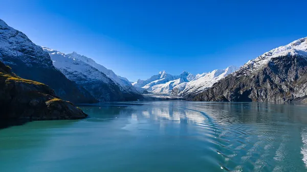 Den Klippiga Bergskedjan Glacier Bay Med Snötäckta Toppar Över Havsvattnet — Stockfoto
