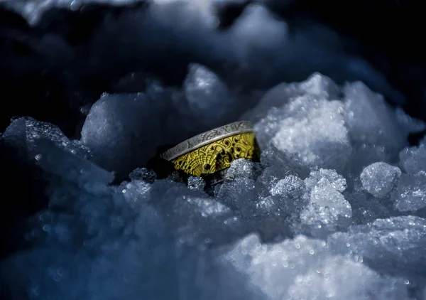 Ένα Κοντινό Πλάνο Ενός Πολύτιμου Δαχτυλιδιού Σχηματισμούς Πάγου — Φωτογραφία Αρχείου