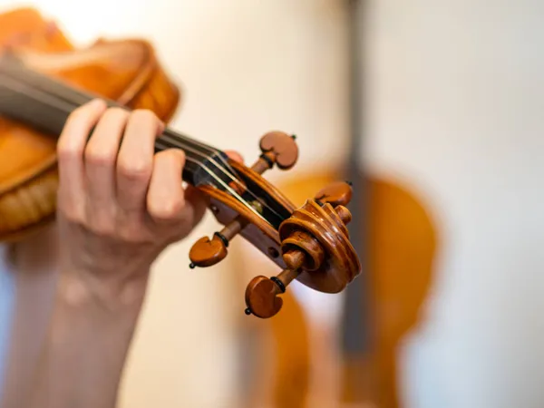바이올린을 연주하는 — 스톡 사진