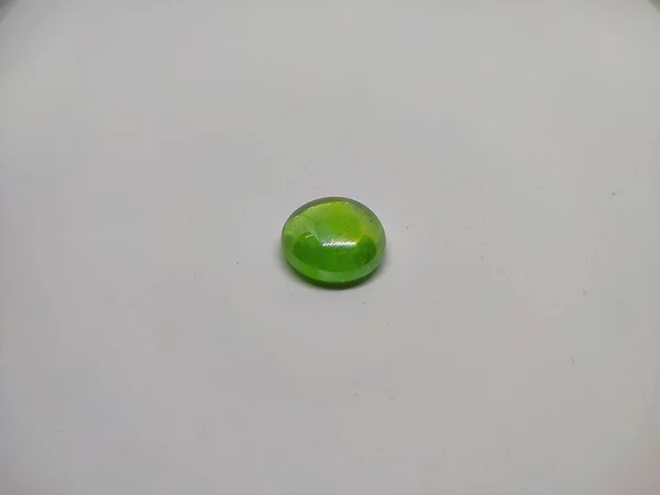 Естественный Зеленый Камень Белом Фоне — стоковое фото