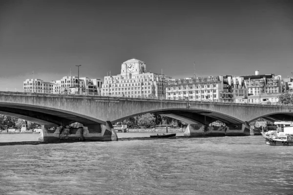 英国伦敦 2015年6月30日 夏季滑铁卢大桥和城市天际线的灰度拍摄 — 图库照片
