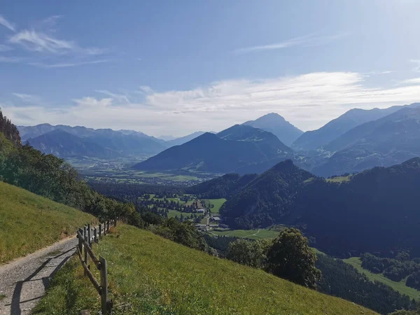 Una Hermosa Foto Los Alpes Suizos Con Árboles Verdes Verano — Foto de Stock