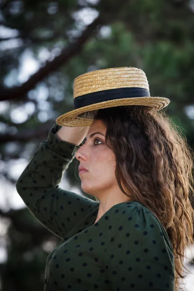 Uma Bela Mulher Caucasiana Com Chapéu — Fotografia de Stock