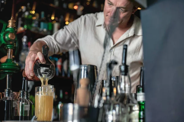 Closeup Shot Bartender Doing His Job Professionally Bar — Stock Photo, Image