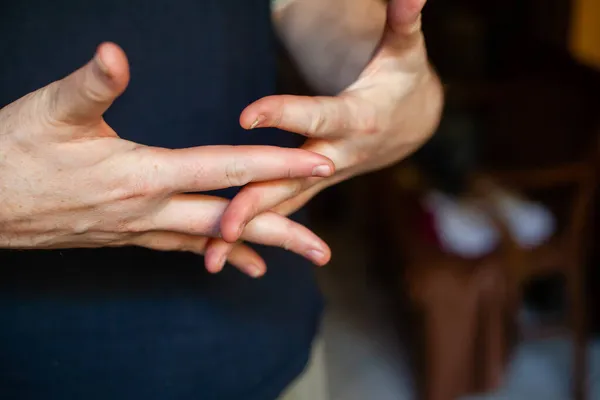 Close Homem Caucasiano Mãos Gesticulação Enquanto Fala — Fotografia de Stock