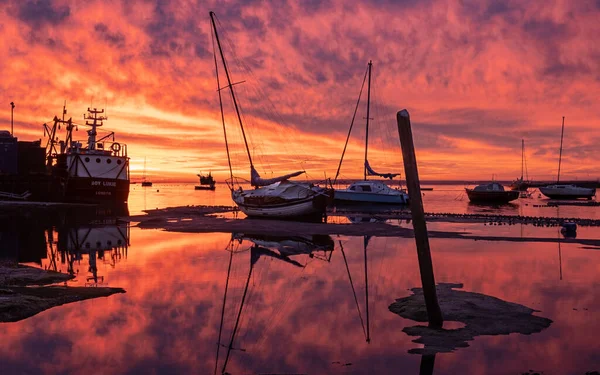 Ein Hafen Mit Booten Während Des Wunderschönen Sonnenuntergangs — Stockfoto